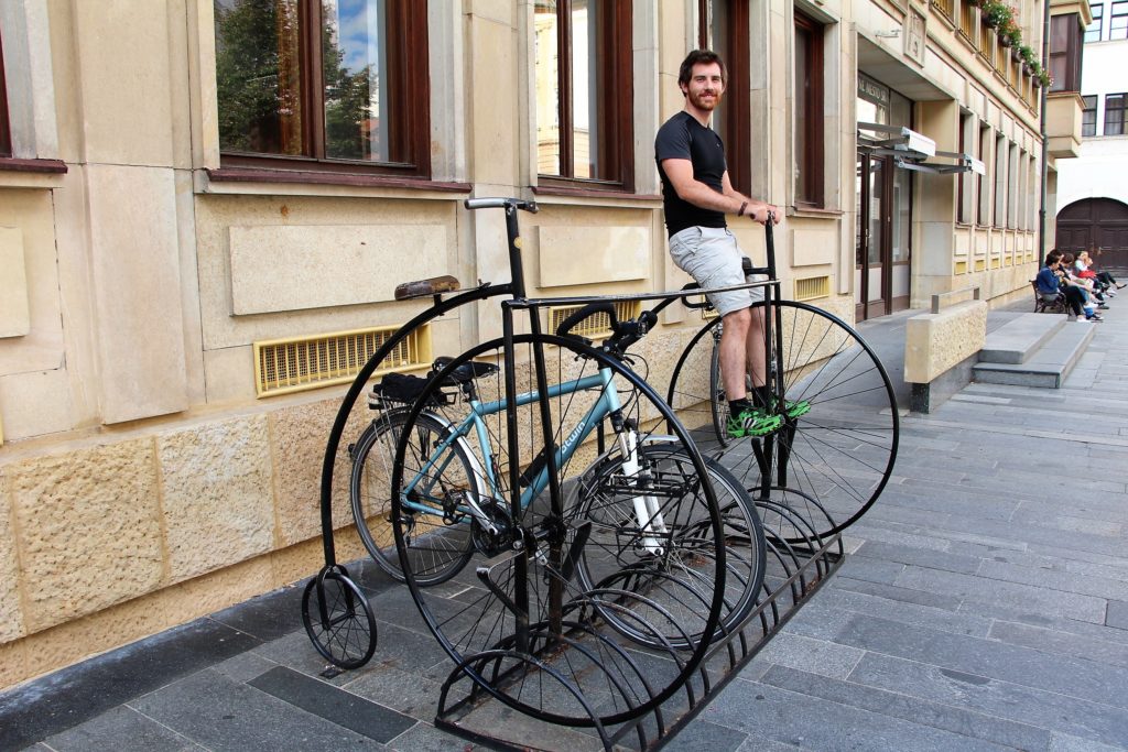 Simon essaye un autre type de monture à Bratislava, Slovaquie