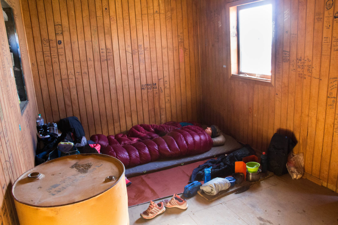 En Terre de Feu, pour dormir à l'abri du vent, nous nous trouvons parfois de drôles d'abri, comme cette cabane, à Onaisin