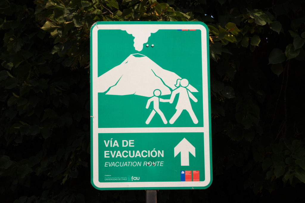 Un panneau qui montre la voie d'évacuation en cas d’éruption du volcan Villarrica, un des volcans les plus actifs du Chili