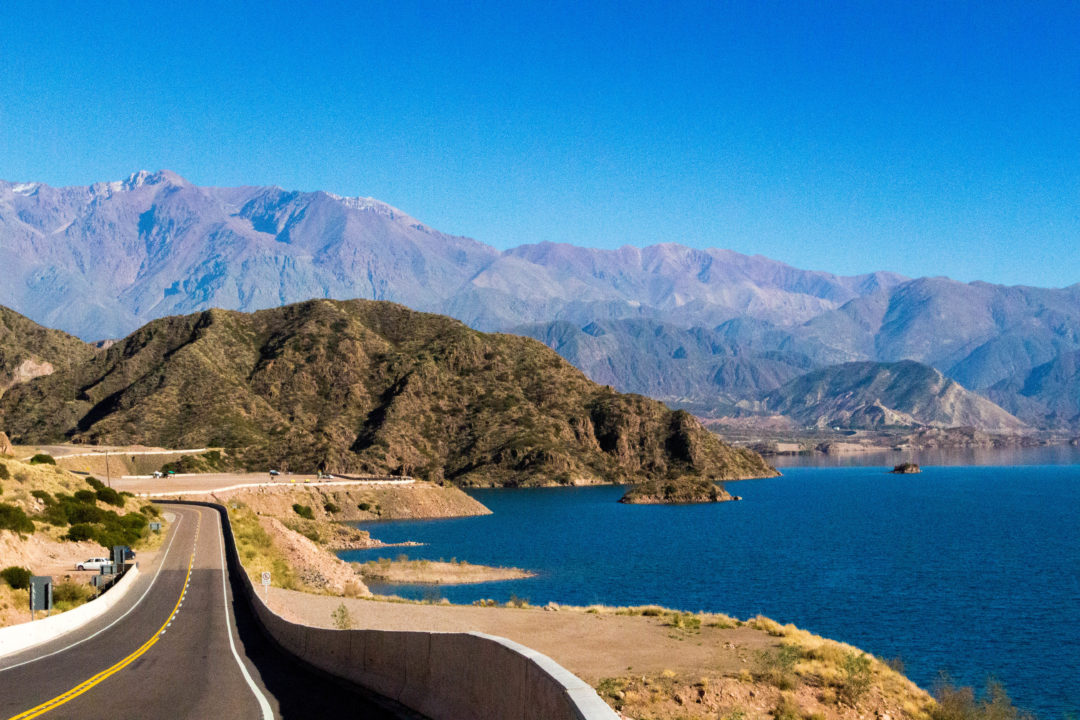 Avant d'arriver à Mendoza, en redescendant du col Cristo Redentor, nous longeons le lac de Potrerillos