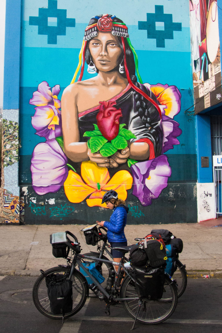 Pauline, face à un mural représentant une Mapuche (minorité indienne) du Chili, à Valparaiso