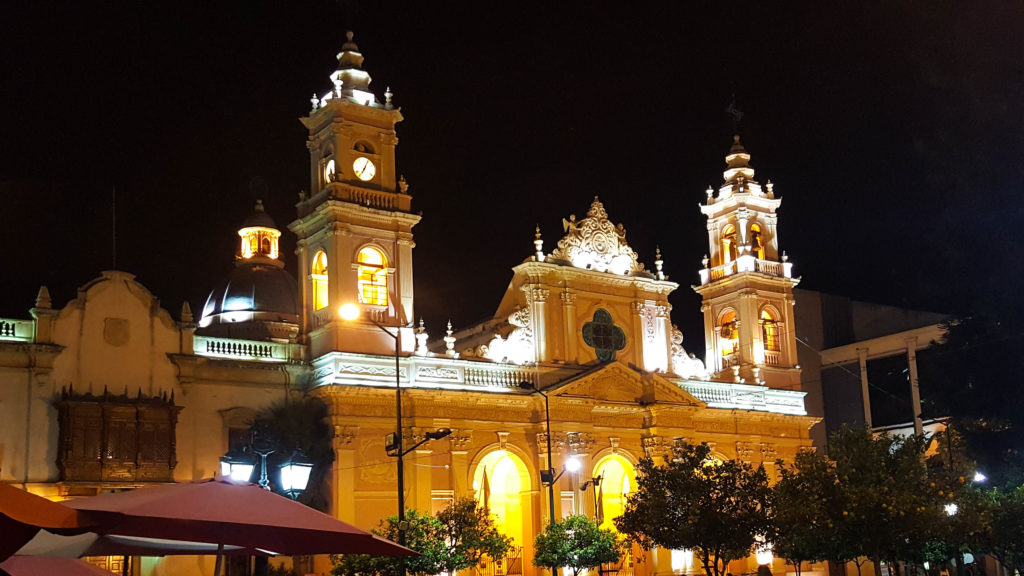 La cathédrale de Salta, de nuit