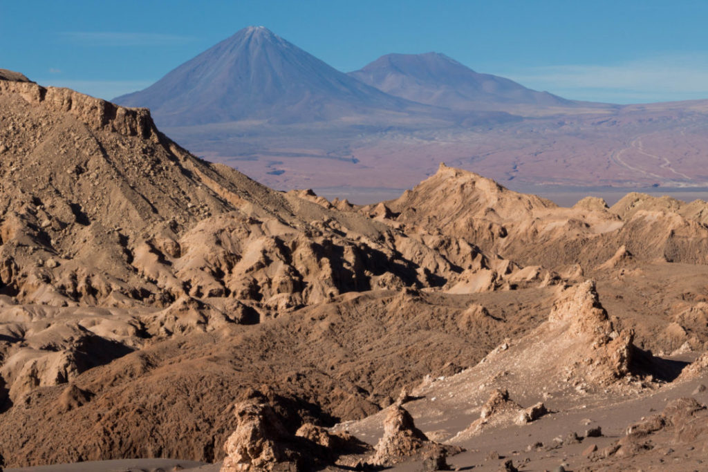 Le volcan Licancabur, vu depuis la Vallée de la Lune, San Pedro de Atacama, Chili