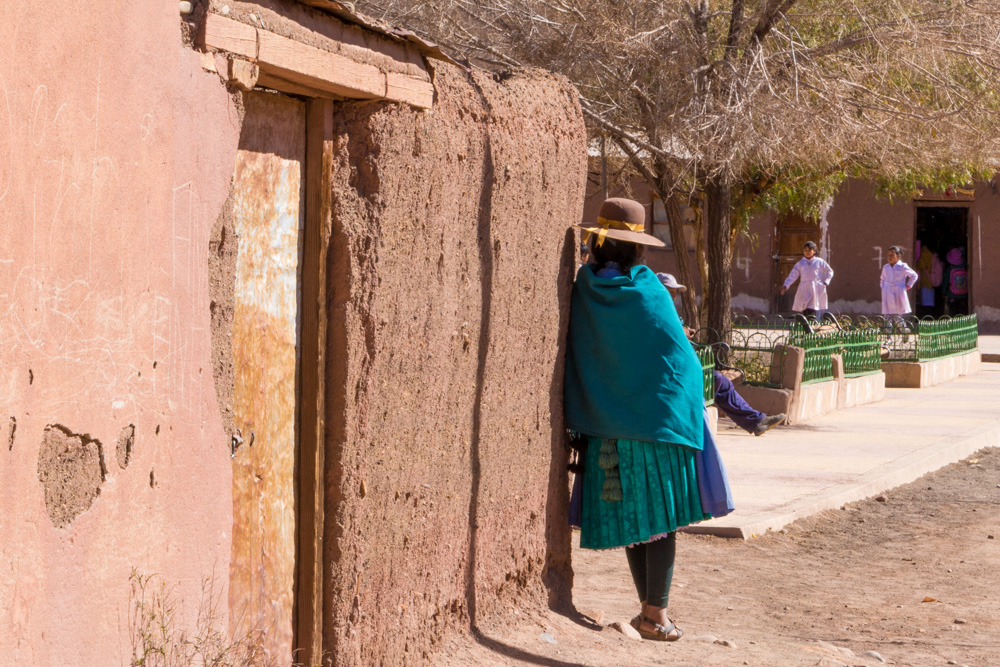 Une bolivienne en habits traditionnels, au village de Tica-Tica, entre Uyuni et Potosi