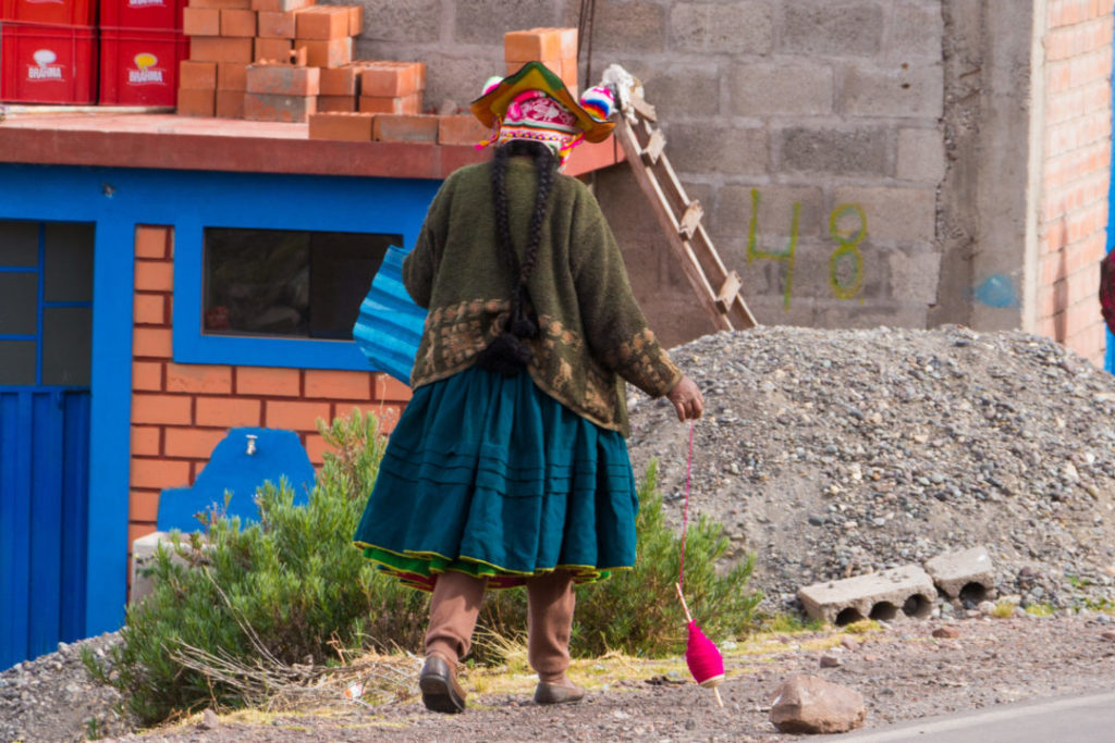 Entre Juliaca et Cusco - Péruvienne qui file de la laine