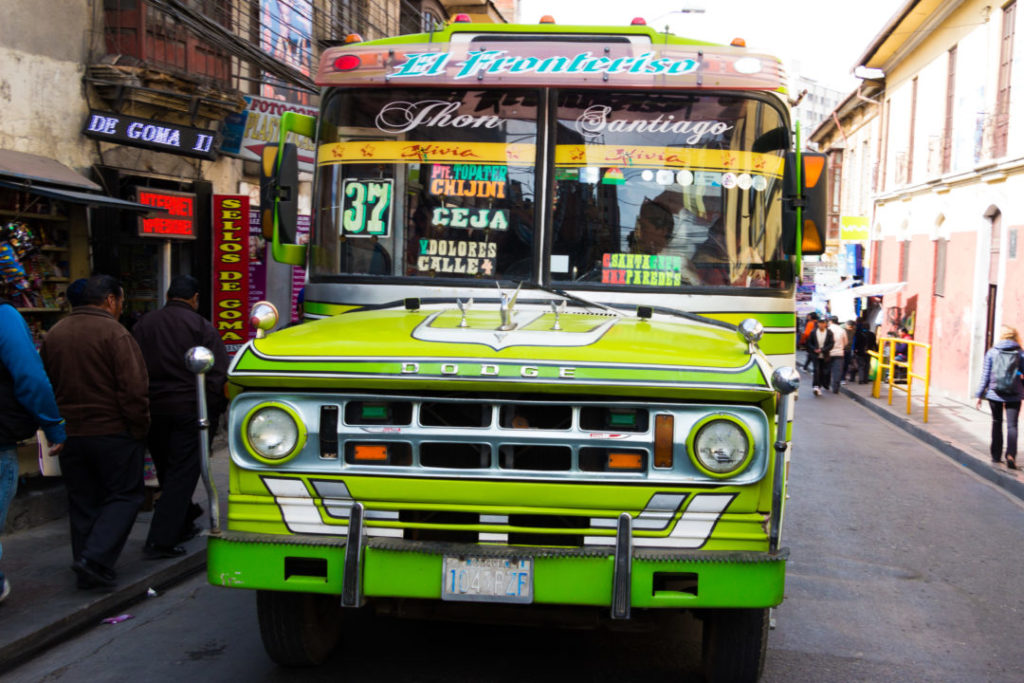 Un mini-bus comme il en existe tant à La Paz