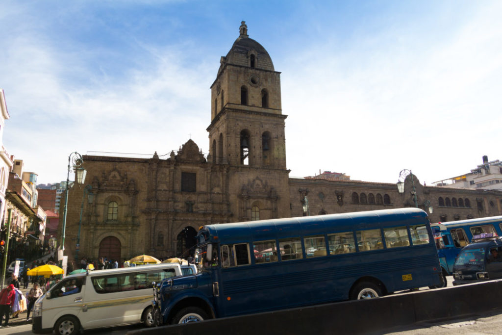 Le trafic devant l'église San Francisco, à La Paz