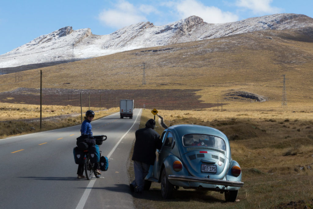 Entre Huancayo et Cerro de Pasco - Pauline sur la route qui parle à un péruvien