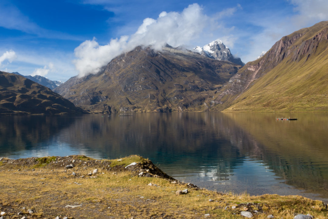 Cordillera Huayhuash - Montagnes qui se reflètent dans une lagune