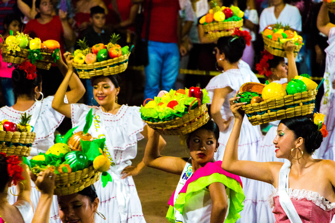 Pauna - Danse avec paniers de fruits