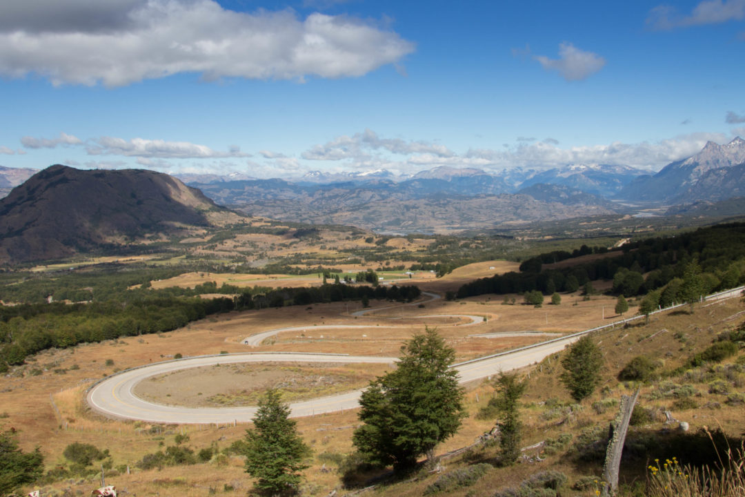 Le seul "col" de la Carretera Austral se trouve au nord de Villa Cerro Castillo, à 1.120 m d'altitude.