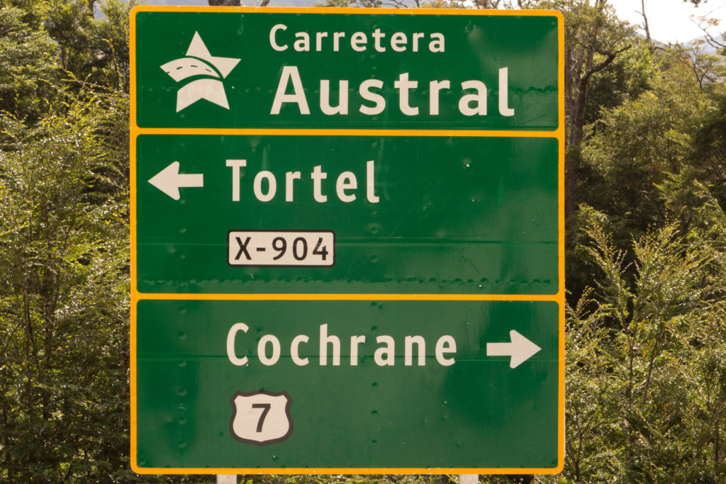 Un panneau de direction, sur la Carretera Austral