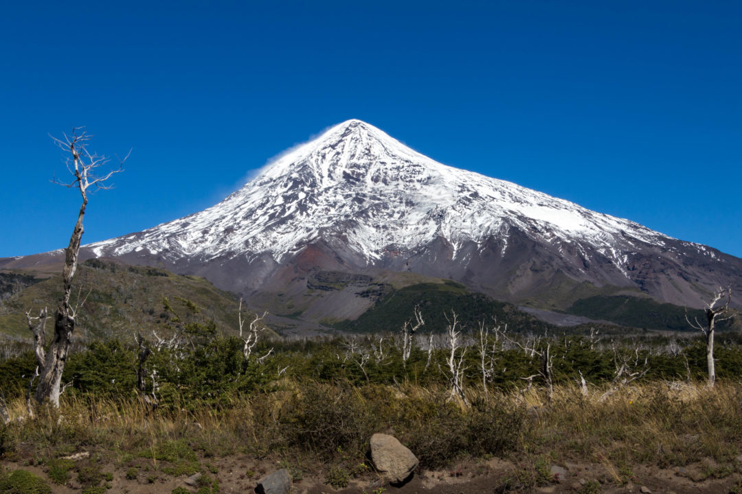 Le volcan Lanin (3.747 m) et sa cime enneigée, Agentine