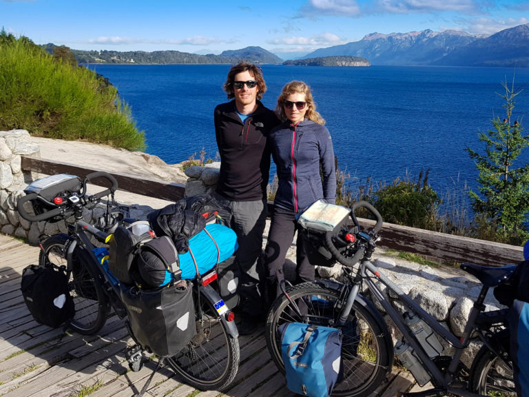 Les Increvables Voyageurs, devant le lac Nahuel Huapi, proche de Bariloche, Argentine