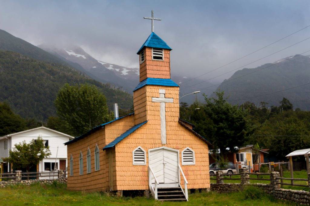 La petite église aux couleurs surprenantes du village de Villa Amengual