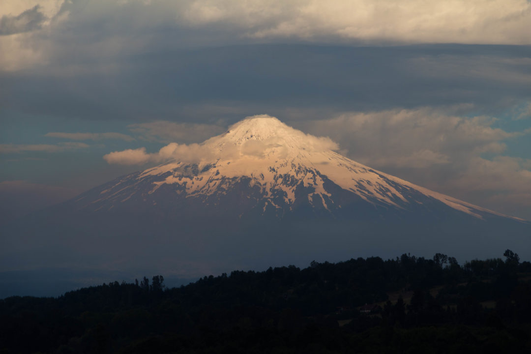 Coucher de soleil sur le Volcan Villarica, au Chili