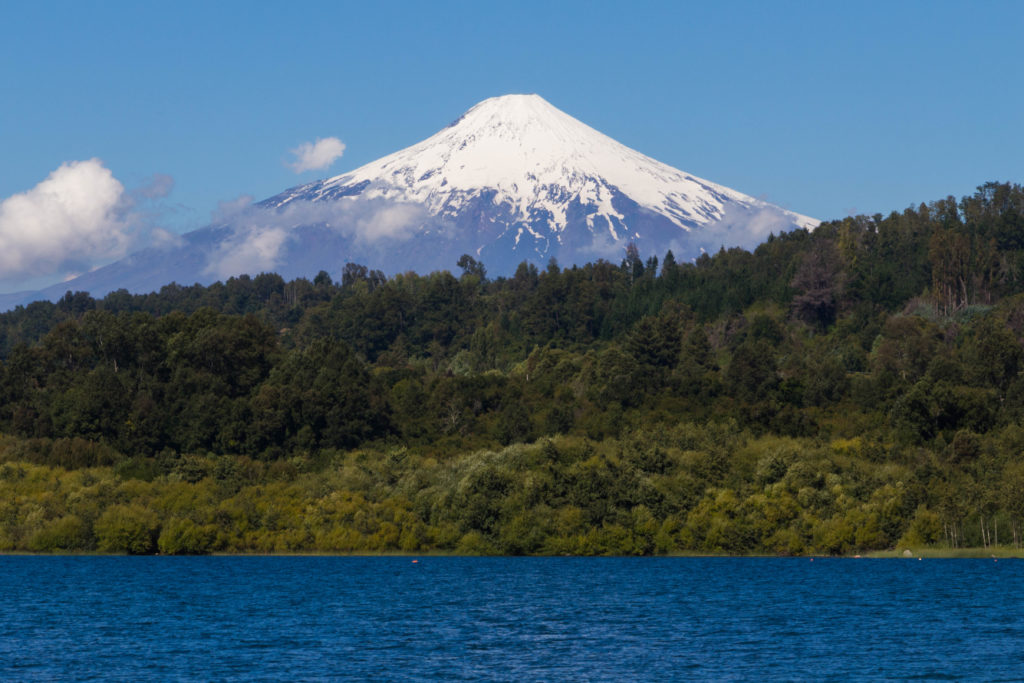 Le volcan Villarica, qui surplombe le lac du même nom, au Chili