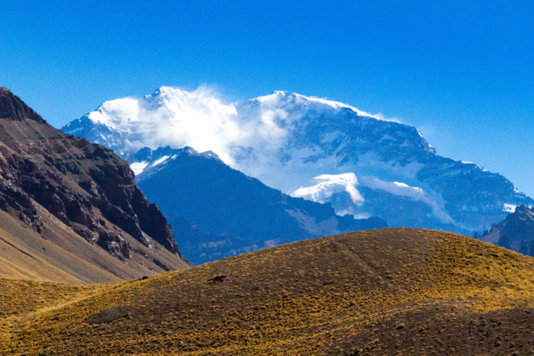 L'Aconcagua, plus haut sommet d'Amérique du Sud (6962m), vu depuis le passage du col du Cristo Redentor