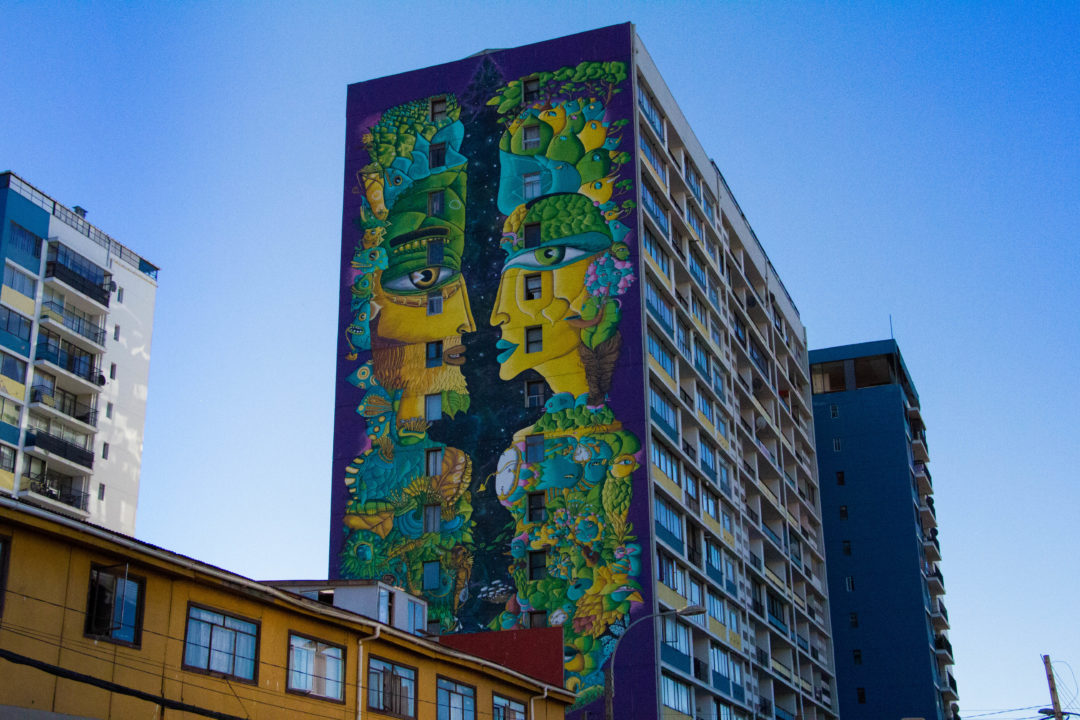 Mural géant de Un Kolor Distinto, à Valparaiso