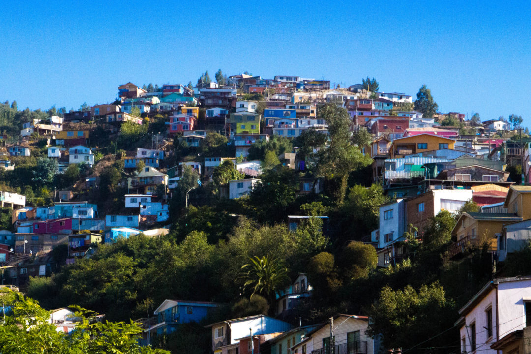Vue sur les collines colorées de Valparaiso