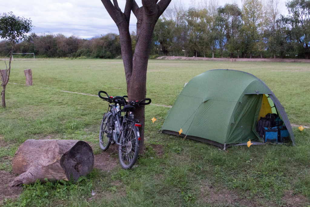 Avant d'arriver à Salta, nous plantons la tente près d'un terrain de foot privé, à La Merced