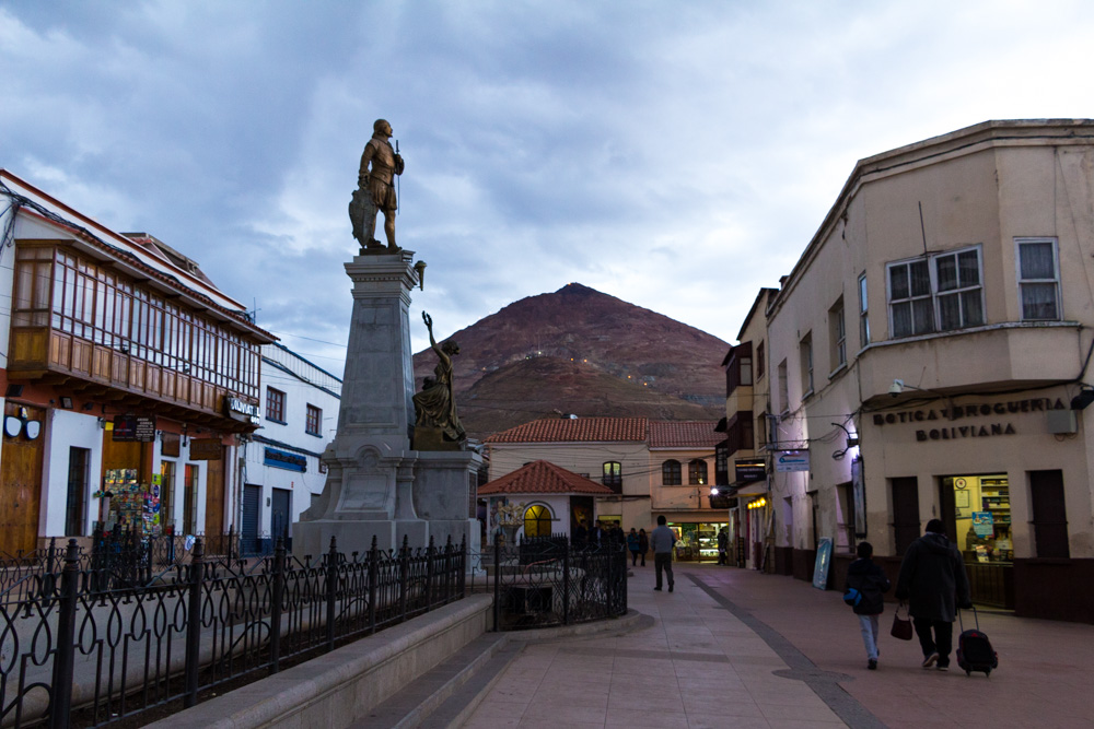 Dans la ville de Potosi, avec la mine du Cerro Rico en arrière plan