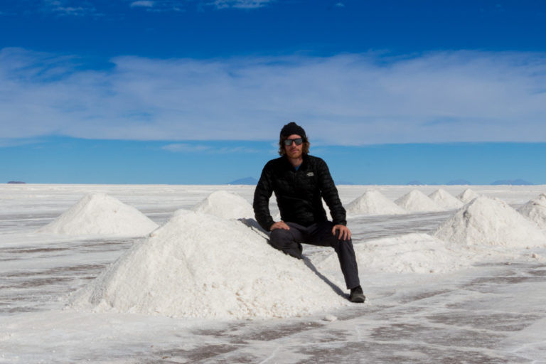Simon, sur les tas de sel du Salar d'Uyuni