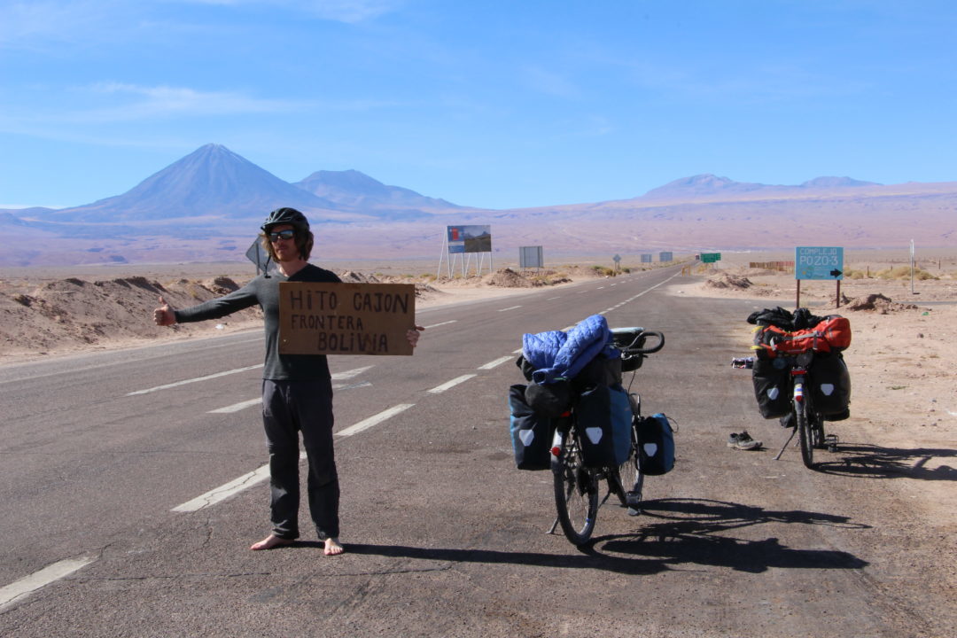 Pour rejoindre la frontière bolivienne, 2000 m de dénivelé plus haut en 35 km, nous décidons de faire du stop, sans résultat après 3h au soleil ...