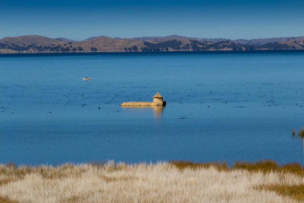 Une petite habitation de roseaux, sur le lac Titicaca