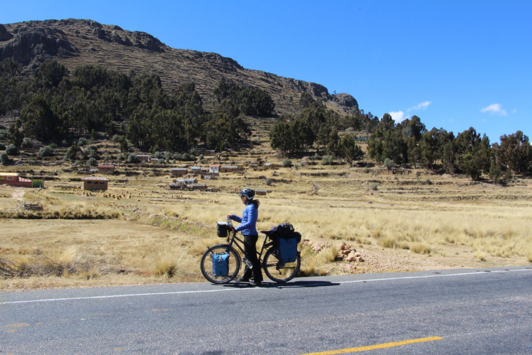 Pauline, sur la route, au nord du lac Titicaca