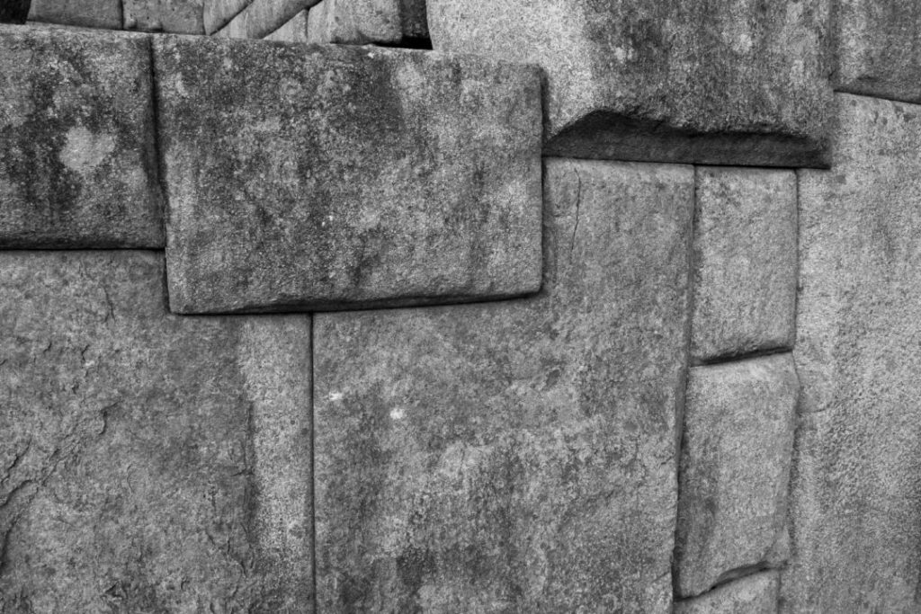 Un détail d'un mur inca, avec les découpes des pierres, au Machu Picchu