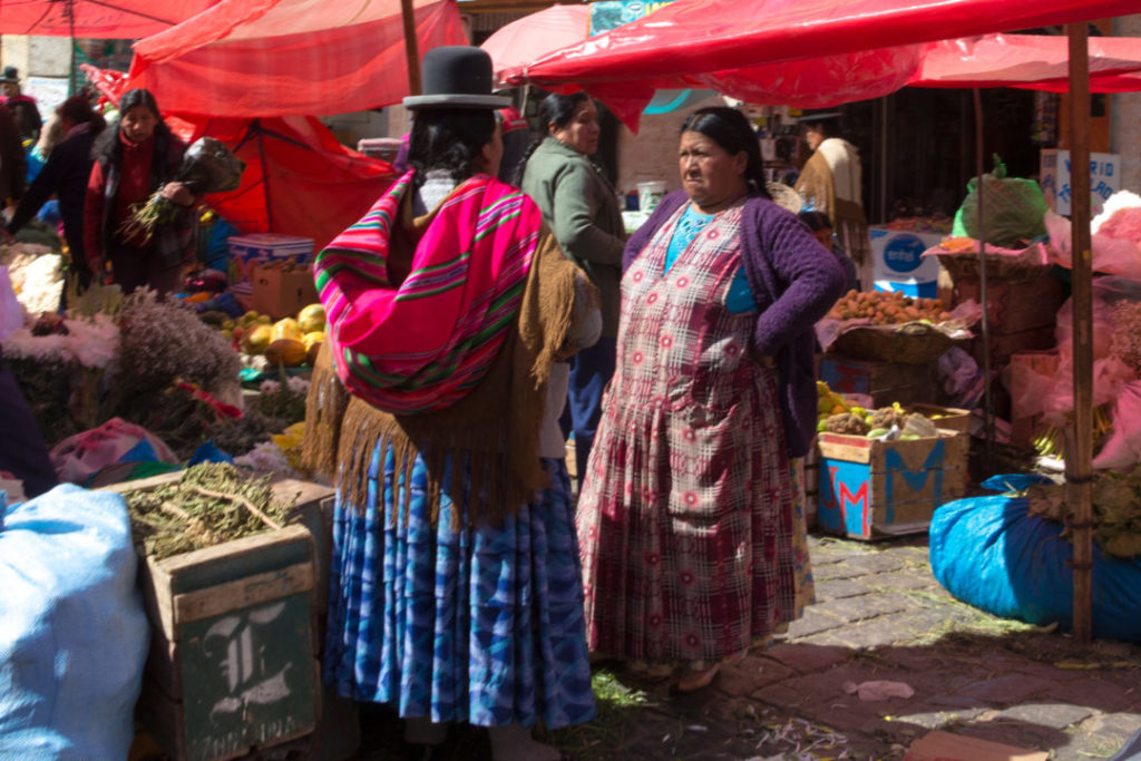 Les cholitas au marché, à La Paz : elles ne font pas vraiment rigoler !