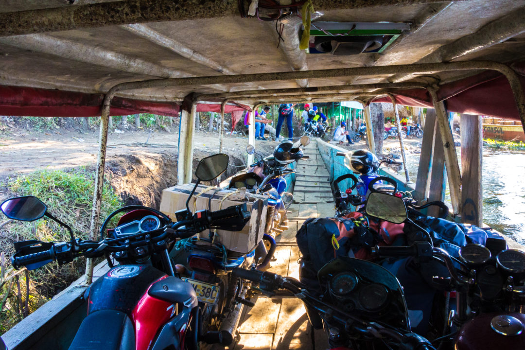 Rio Magdalena - Vélos et motos dans la barque